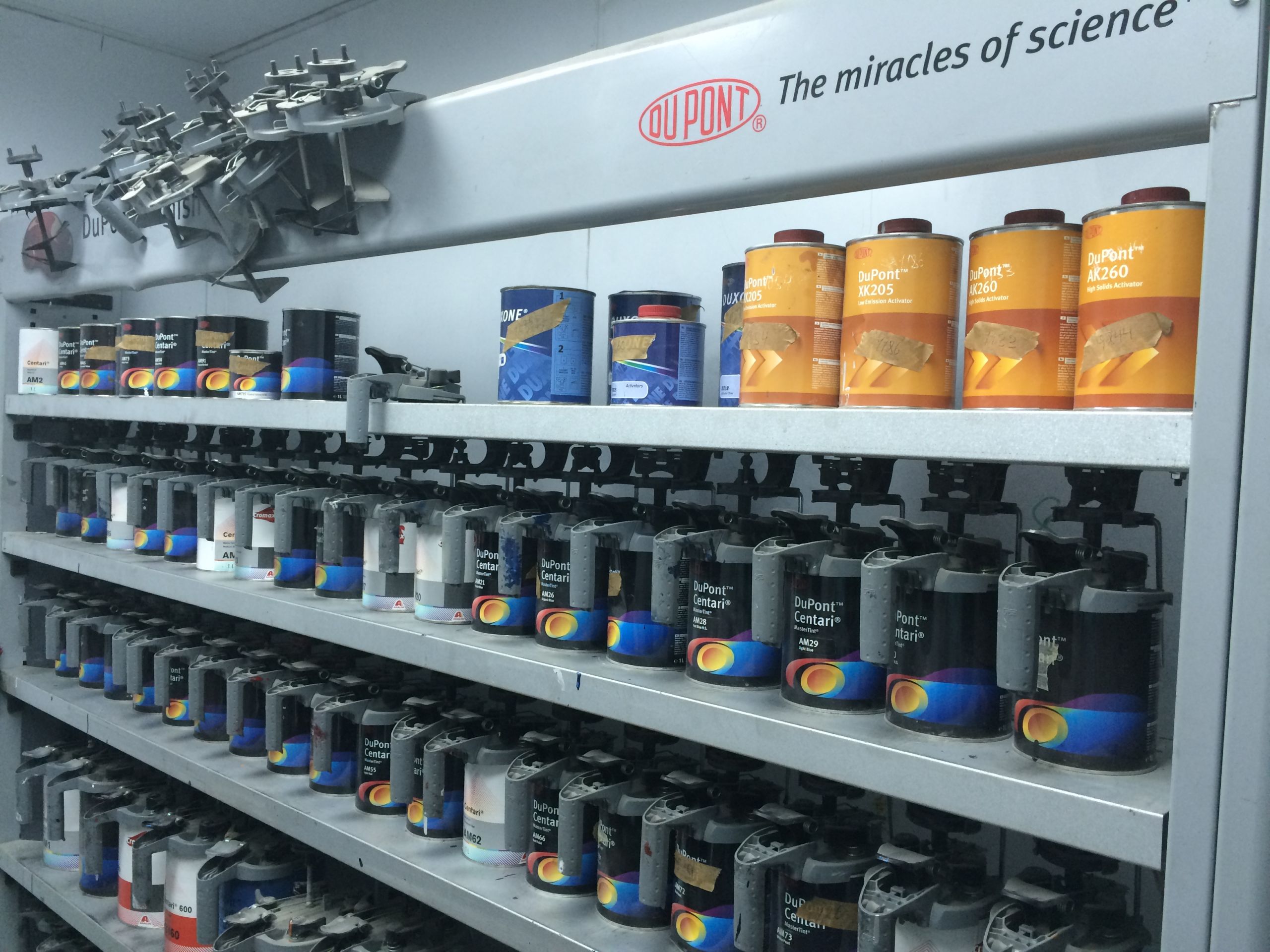 Собственная лаборатория цветоподбора DuPont гарантирует кратчайшие сроки и высокий уровень подбора эмалей для окраски Вашего автомобиля.
После мойки с автомобиля снимается лючок топливного бака (или другая подходящая деталь) и вместе с фотографией VIN кода и кодом краски передаются в лабораторию цветоподбора. Автоэмаль готовится во время подготовки и ремонта деталей автомобиля, что сокращает время простоя вашей машины.