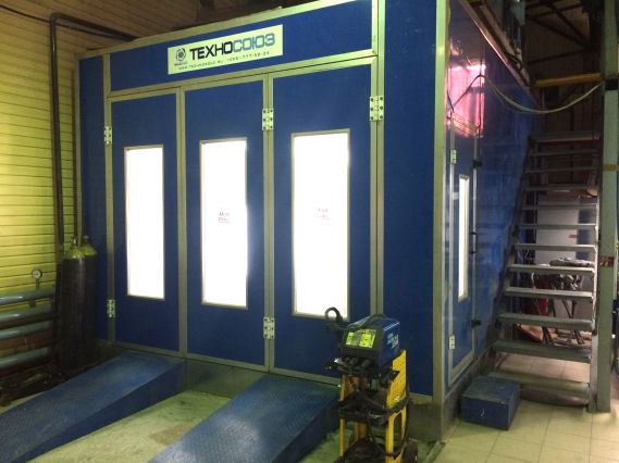 Окраска происходит исключительно в камере. Камера оборудована осветительными приборами, вентиляцией с фильтрами, что позволяет избежать дефектов при окраске, таких как пыль, потёки, непрокрасы и др., системой нагрева воздуха в камере, для лучшей полимеризации автоэмали.